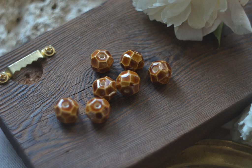 Керамическая бусина 1,5 см с гранями    "Чай"