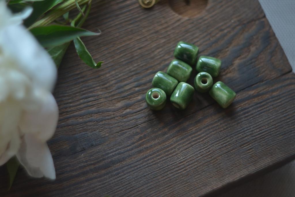 Керамическая  бусина - бочонок "Крапива "