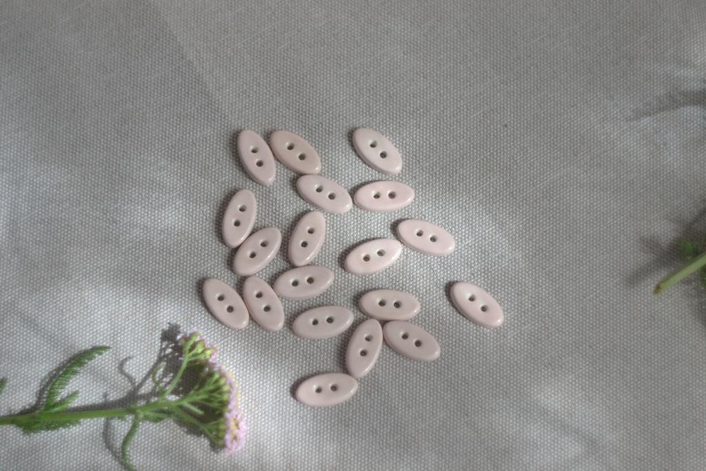 Керамическая овальная пуговица "тысячелистник"