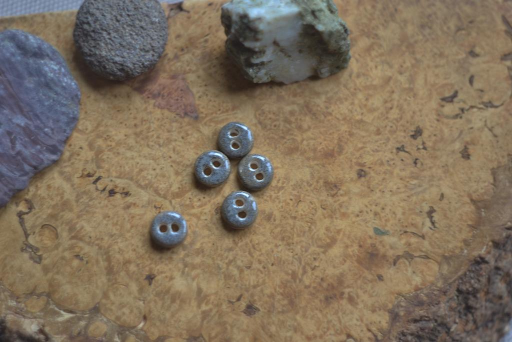 Базовая керамическая пуговица 0,9 см  "Камень "