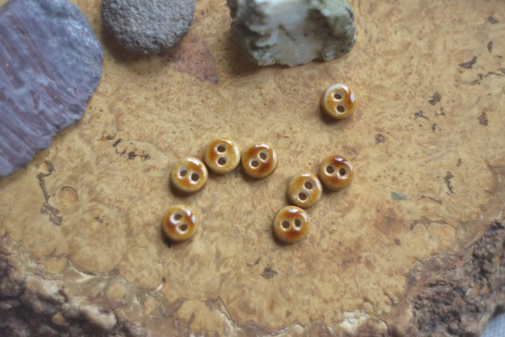 Базовая керамическая пуговица 0,9 см  "Чай"