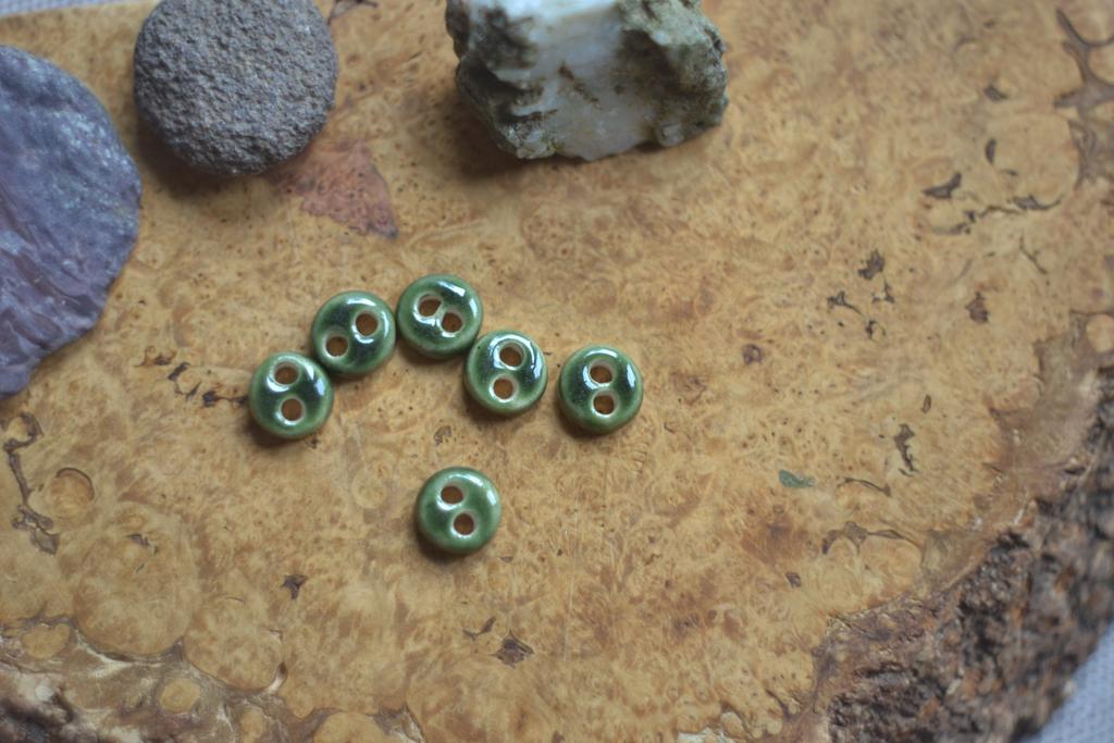 Базовая керамическая пуговица 0,9 см  "крапива"