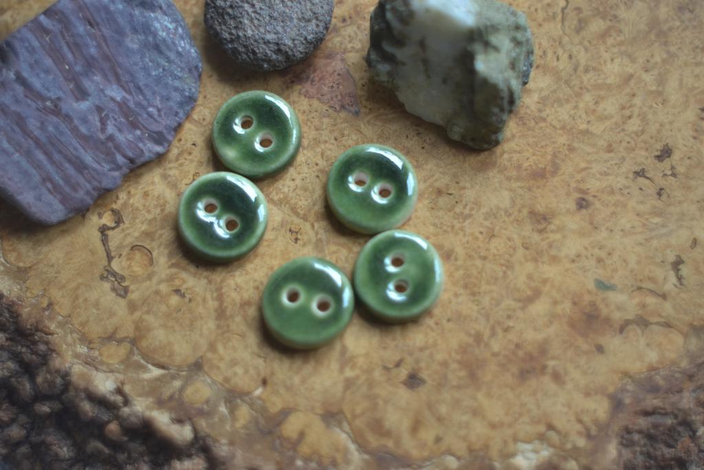 Базовая керамическая пуговица 1,7см  "Крапива"