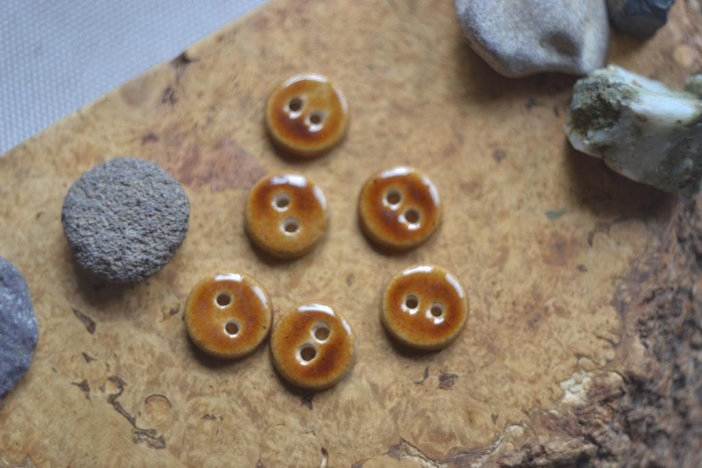 Базовая керамическая пуговица 1,7см  "чай "