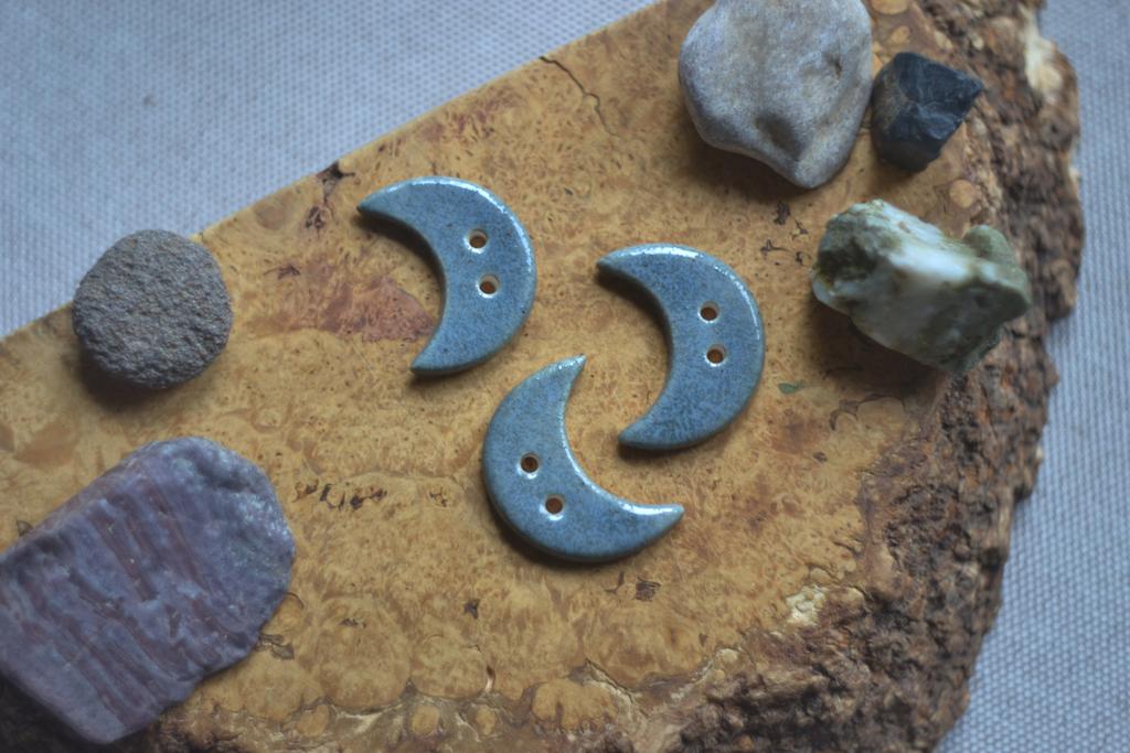 Керамическая пуговица "Серый месяц большой "