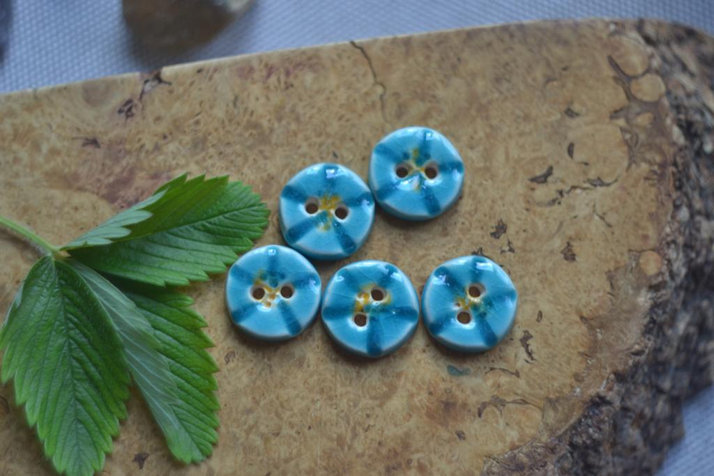 Керамическая пуговица  в размере 1,8 см  "Цветок голубой "