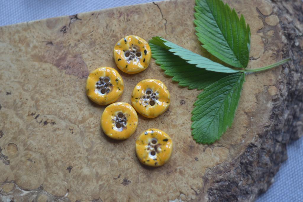 Керамическая пуговица  в размере 1,8 см  "Цветок желтый "