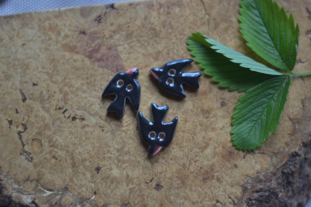 Керамическая пуговица "Ласточка  "