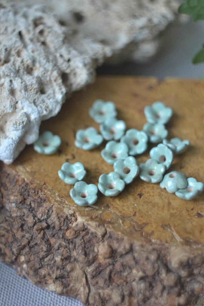 Керамическая бусина  "Цветок мятный "