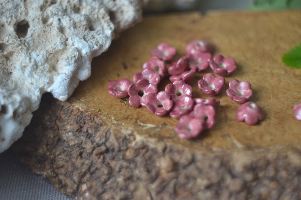 Керамическая бусина  "Цветок розовый "