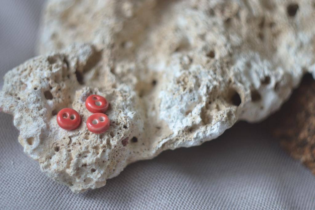 Базовая керамическая пуговица 0,9 см  "коралл"