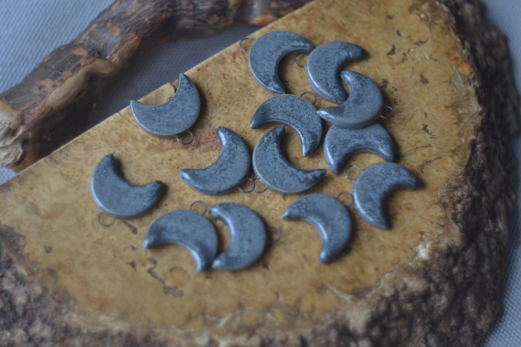 Керамический подвес "Серая луна "