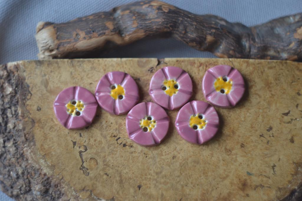 Керамическая пуговица  в размере 2,5 см  "Цветок розовый "