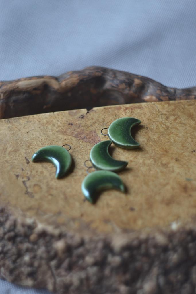 Керамический подвес "Зелёная луна "