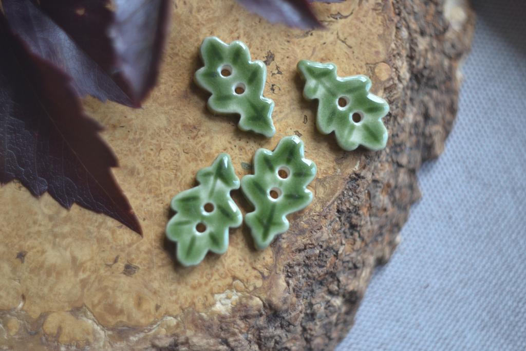 Керамическая пуговица "Дубовый лист зеленый "