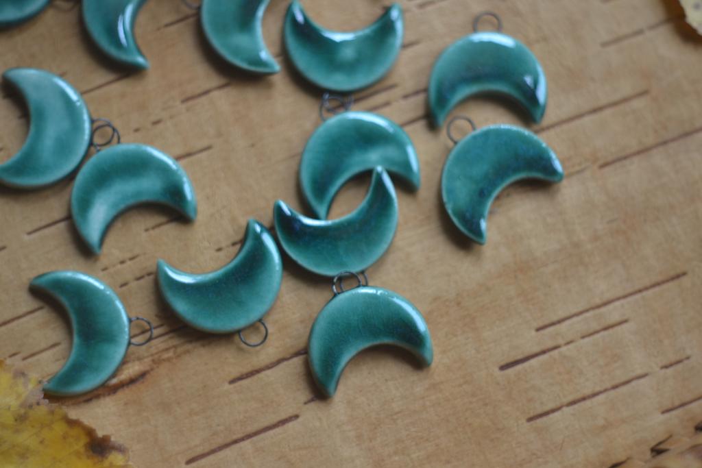 Керамический подвес "хвойная луна "