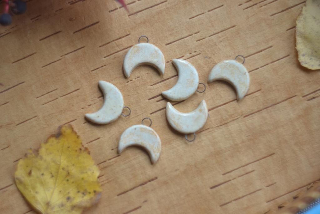 Керамический подвес "пряничная луна "