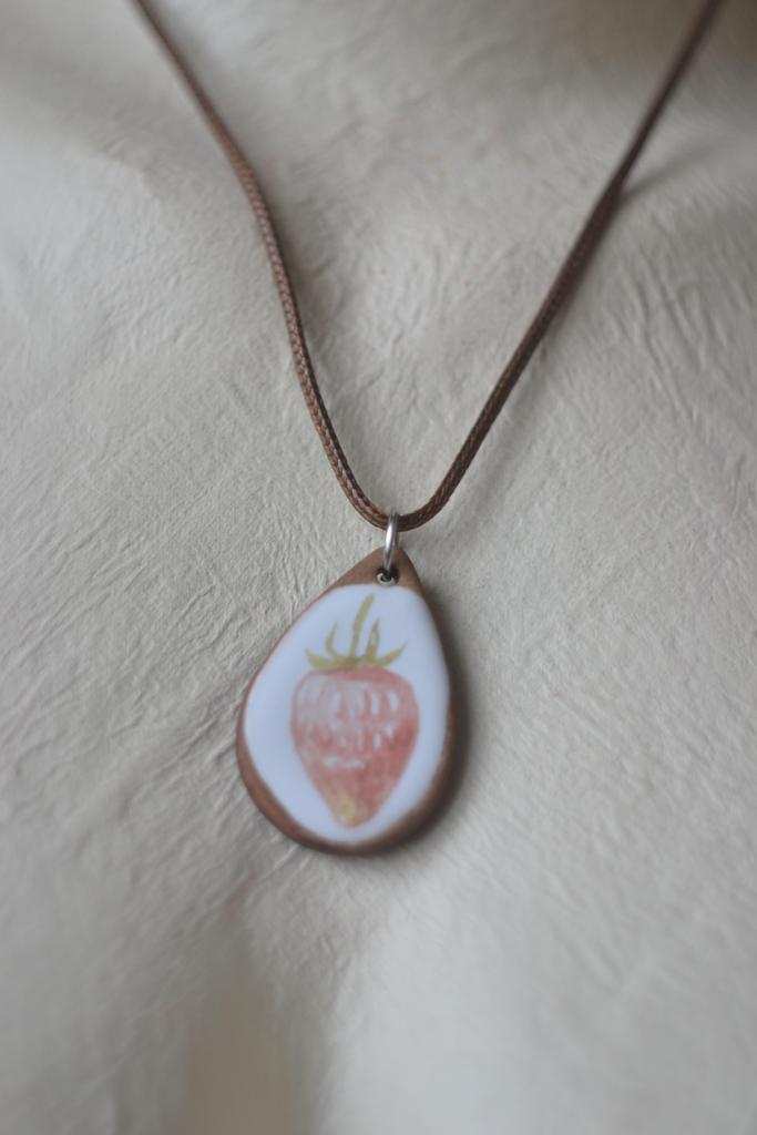 Подвеска с деколью "Ягода"