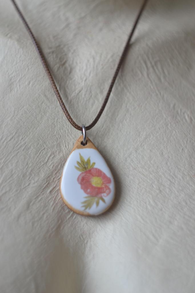 Подвеска с деколью "пион"