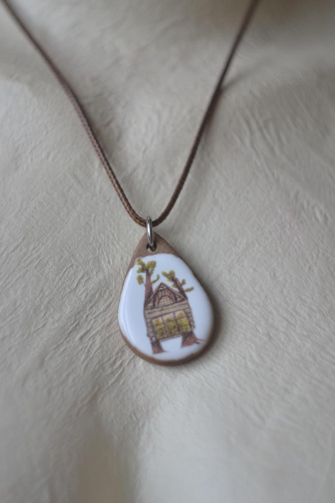 Подвеска с деколью "избушка"