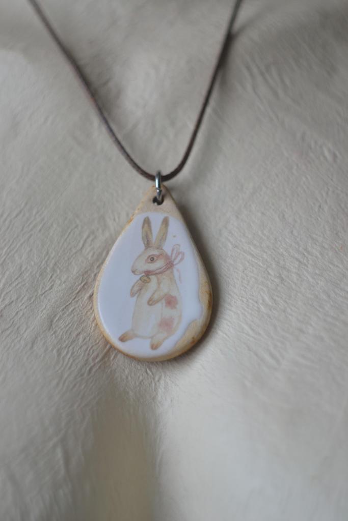 Подвеска с деколью "зайка "