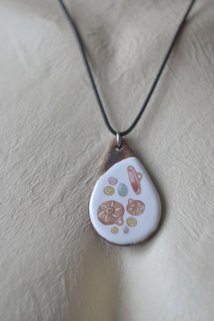 Подвеска с деколью "пуговка "