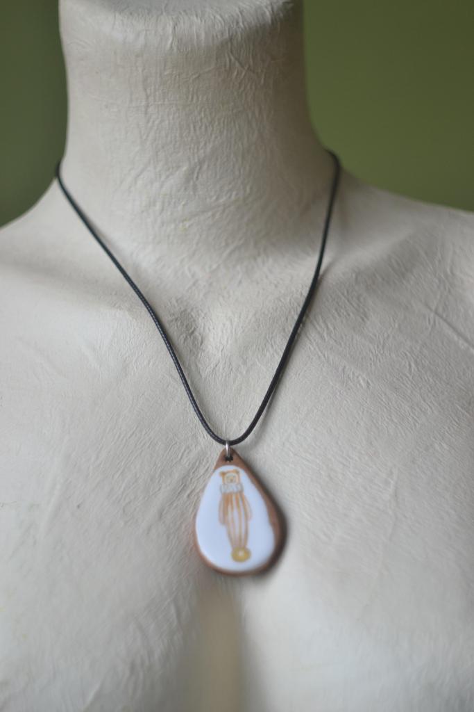 Подвеска с деколью "машка "