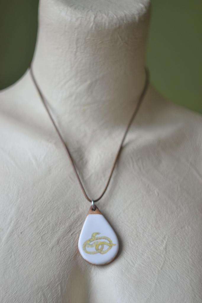 Подвеска с деколью "змея"