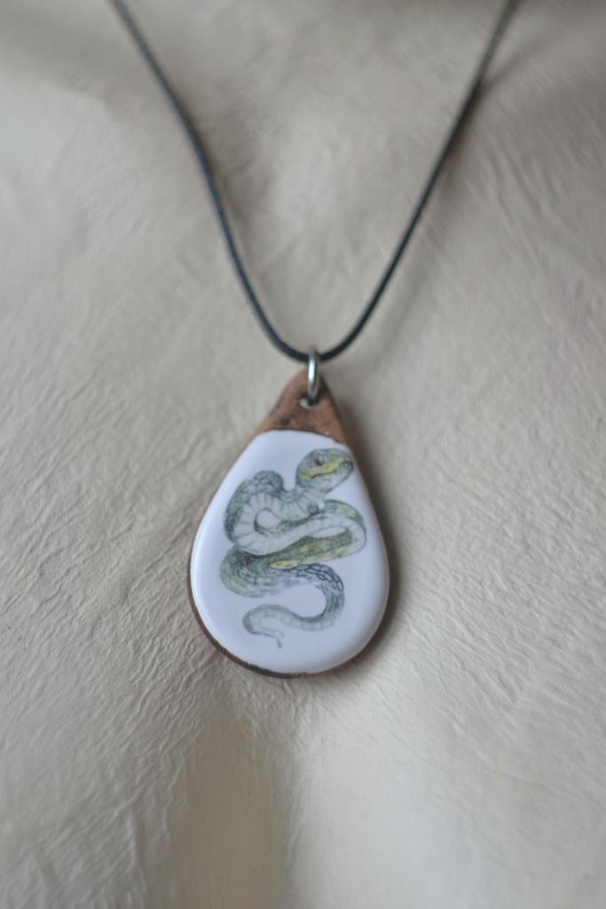 Подвеска с деколью "змея"