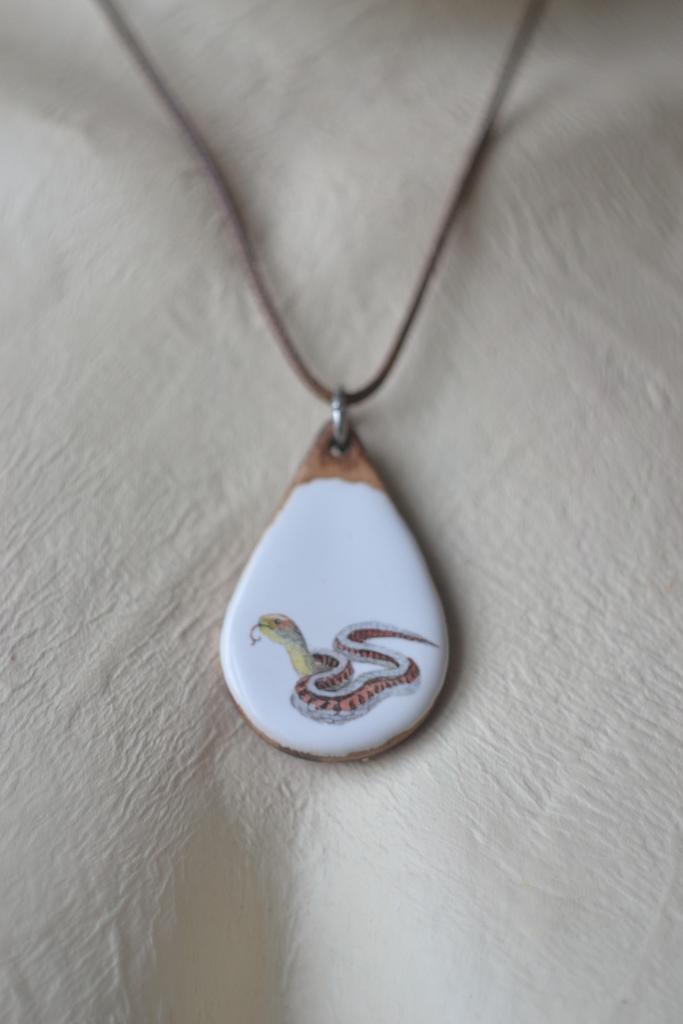 Подвеска с деколью "змея"