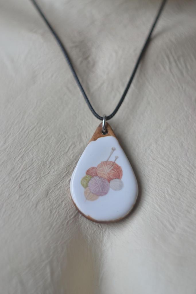 Подвеска с деколью "Вязание"