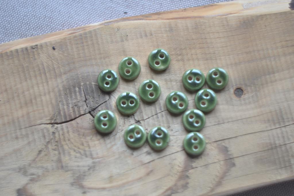 Базовая керамическая пуговица 1,3 см  "крапива "