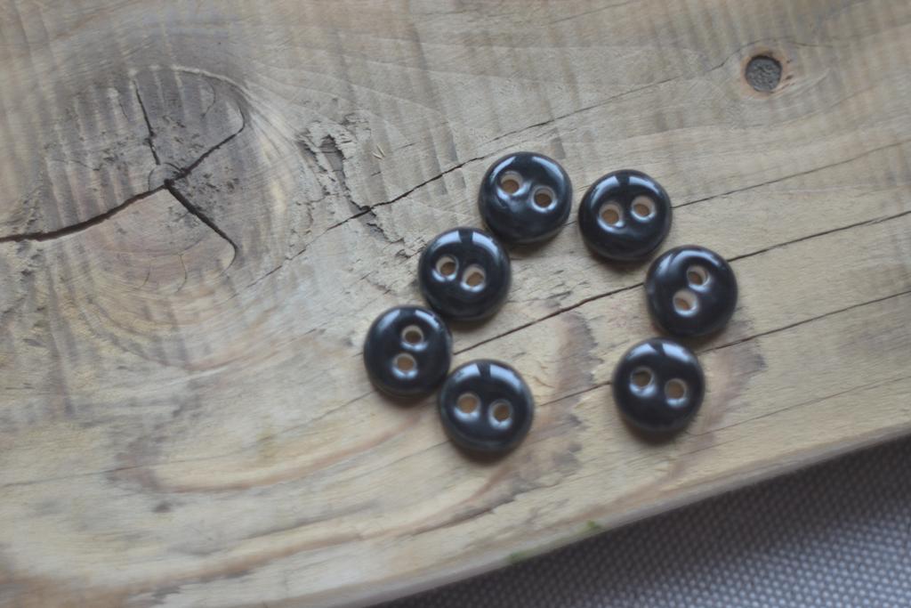 Базовая керамическая пуговица 1,3 см  "черные "