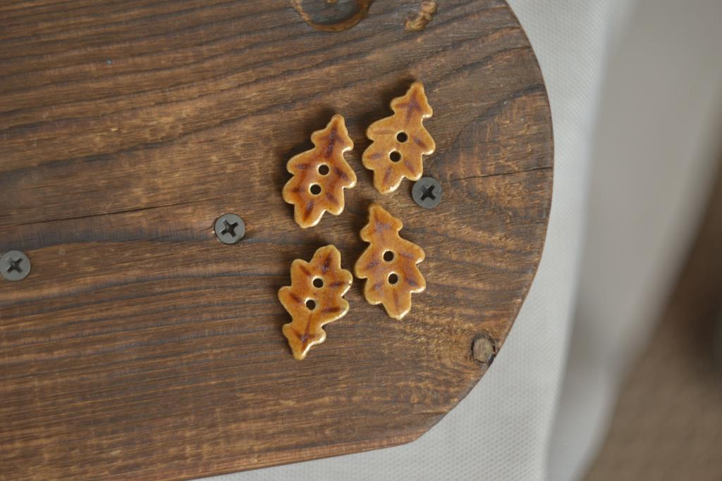 Керамическая пуговица "Дубовый лист коричневый "