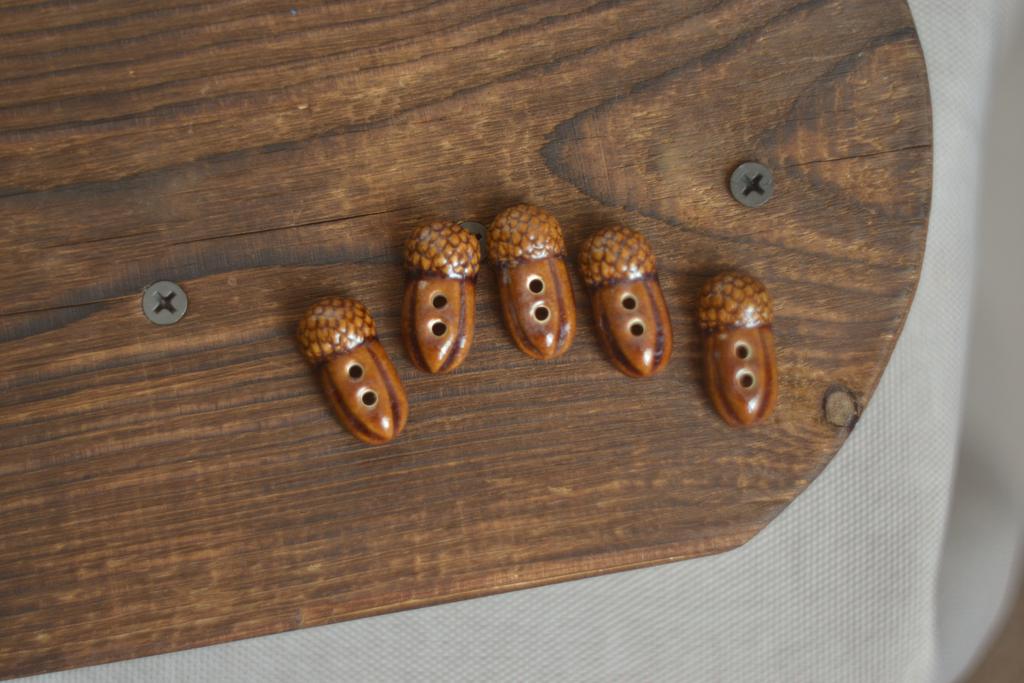 Керамическая пуговица "Жёлудь тёмный"