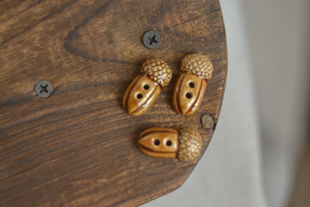 Керамическая пуговица "Жёлудь светлый"