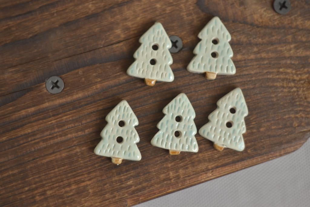 Керамическая пуговица "Ёлочка светлая"