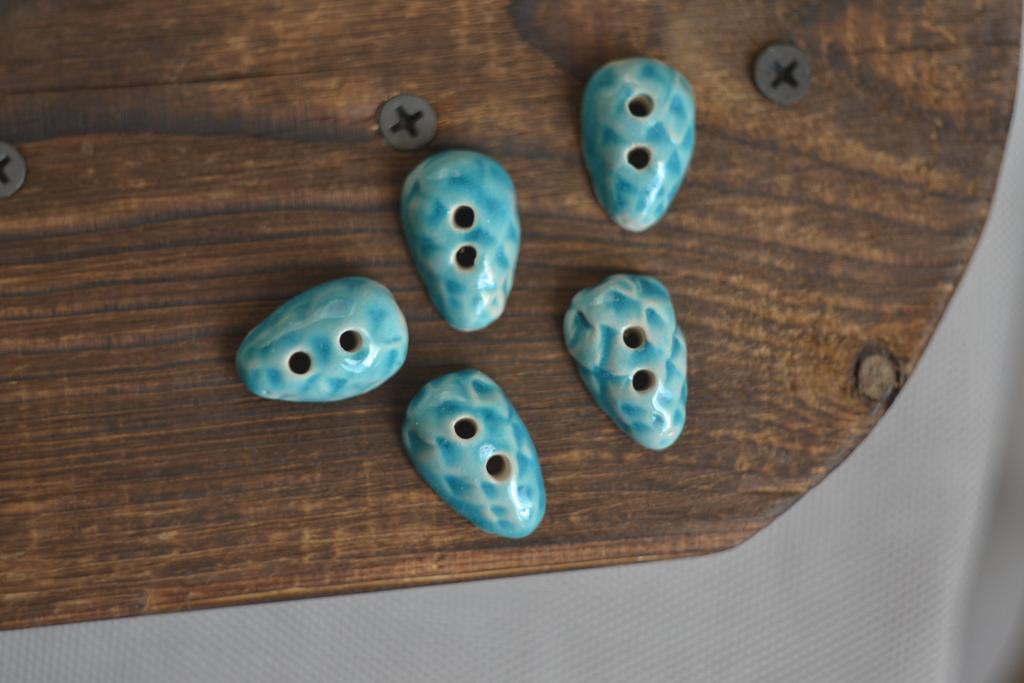 Керамическая пуговица "Шишка ледяная"