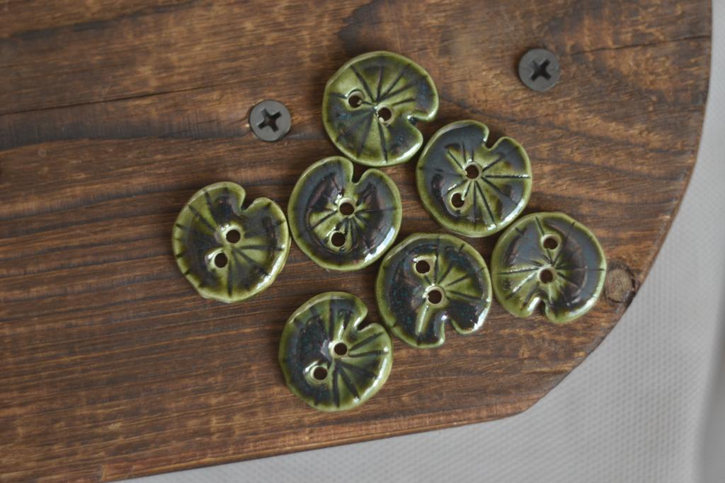 Керамическая пуговица "кувшинка"