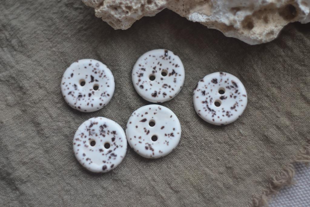 Базовая керамическая пуговица 2,4см  "долматинец"