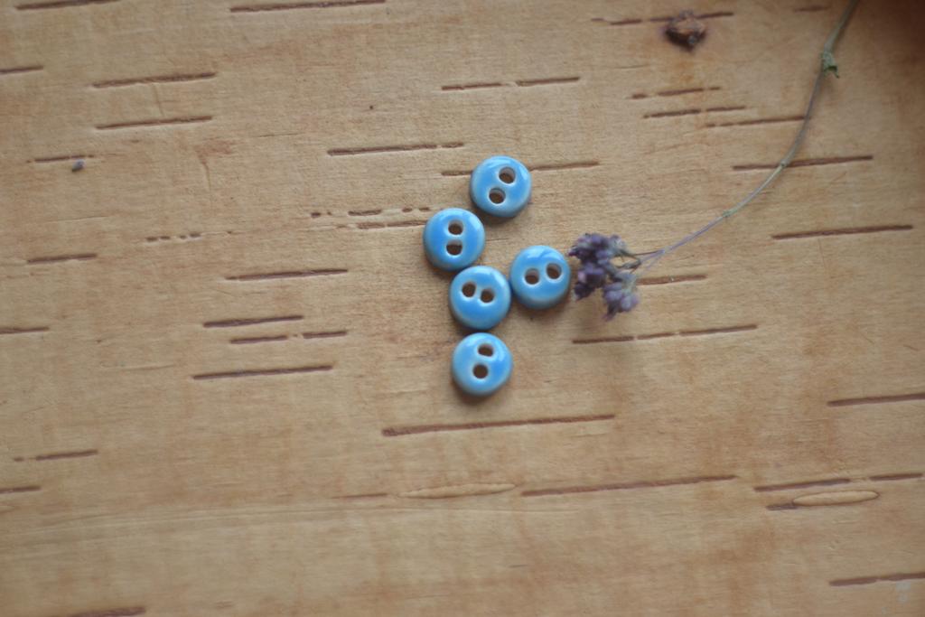 Базовая керамическая пуговица 0,9см  "небесные"