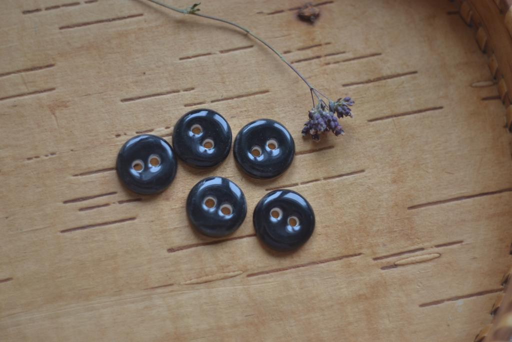 Базовая керамическая пуговица 1,7см  "черный"