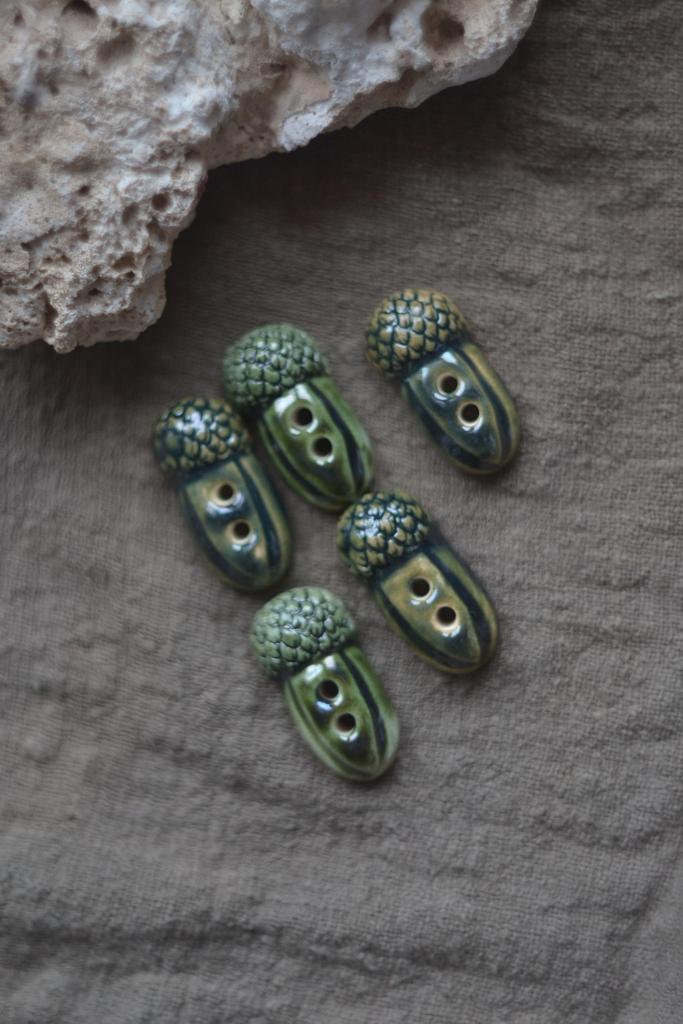 Керамическая пуговица "Жёлудь зелёный"