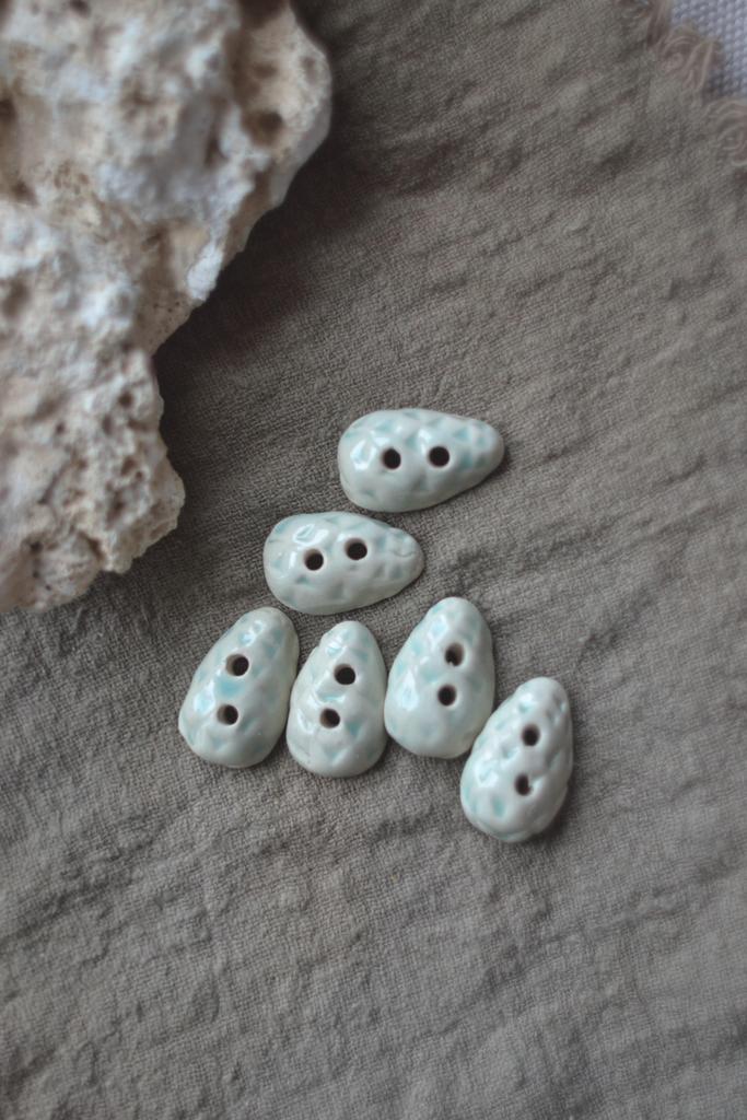 Керамическая пуговица "Шишка ледяная"