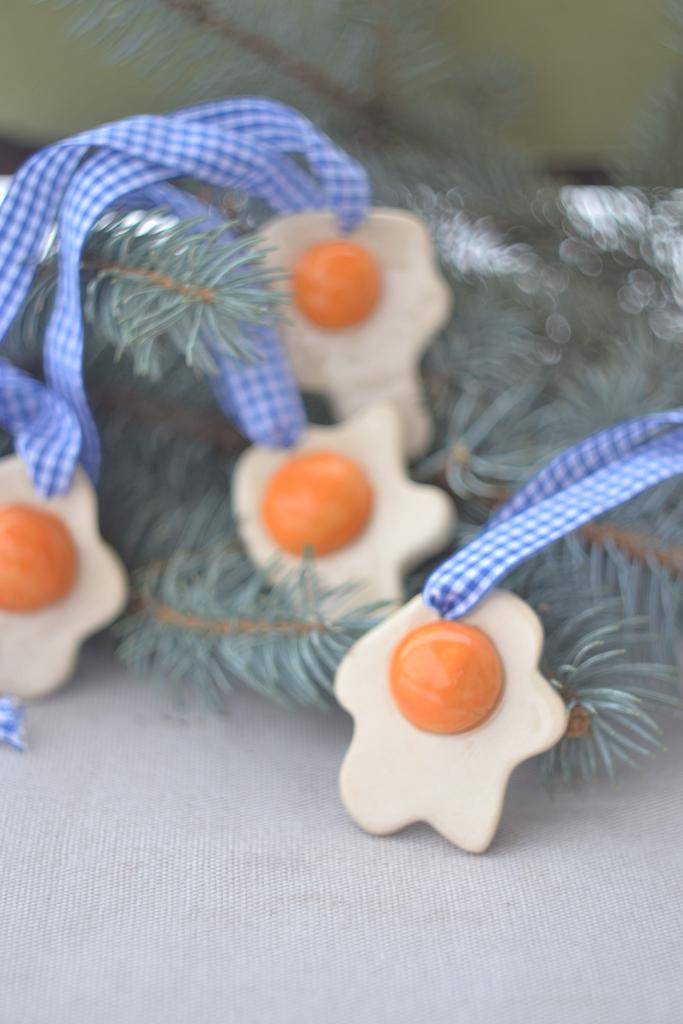 Керамический подвес на ёлку "яичница"