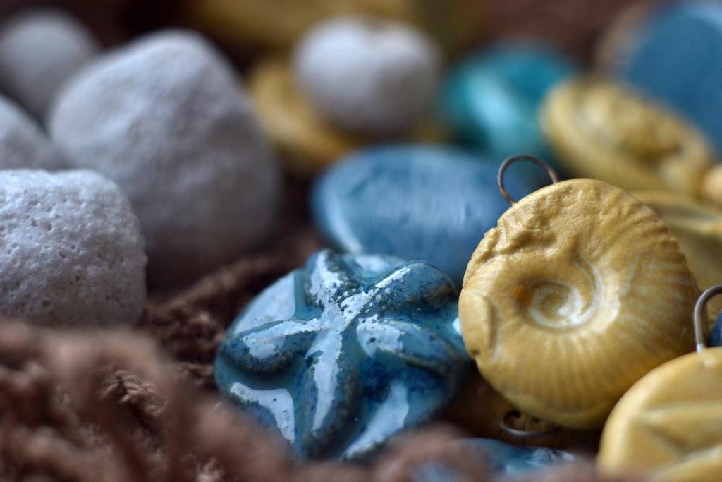 пол года сюрпризных коробочек с керамическими подвесами