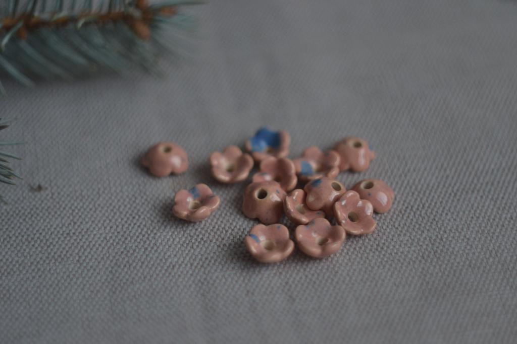 Керамическая бусина  "Цветок розовый "