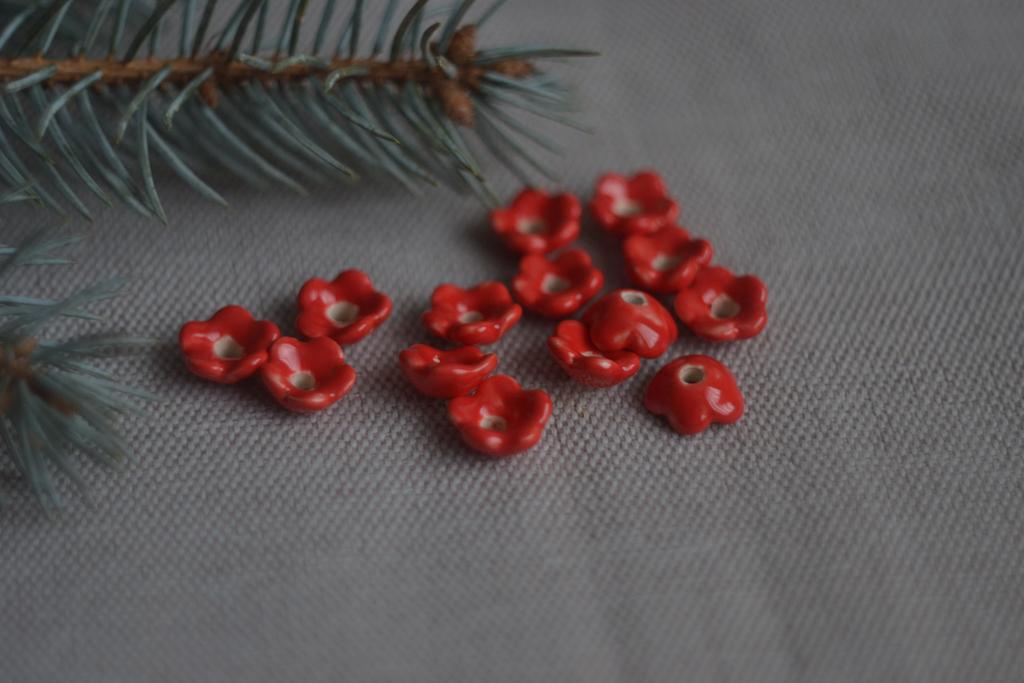 Керамическая бусина  "Цветок красный"