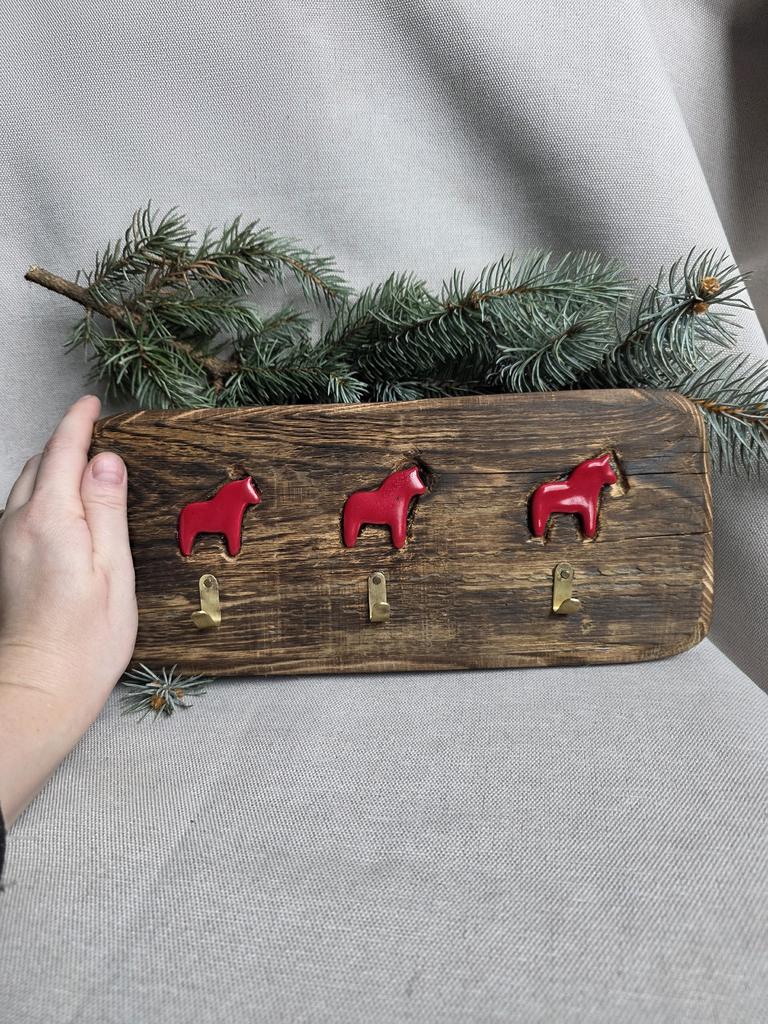 Ключница с полочкой  "Лошадки"