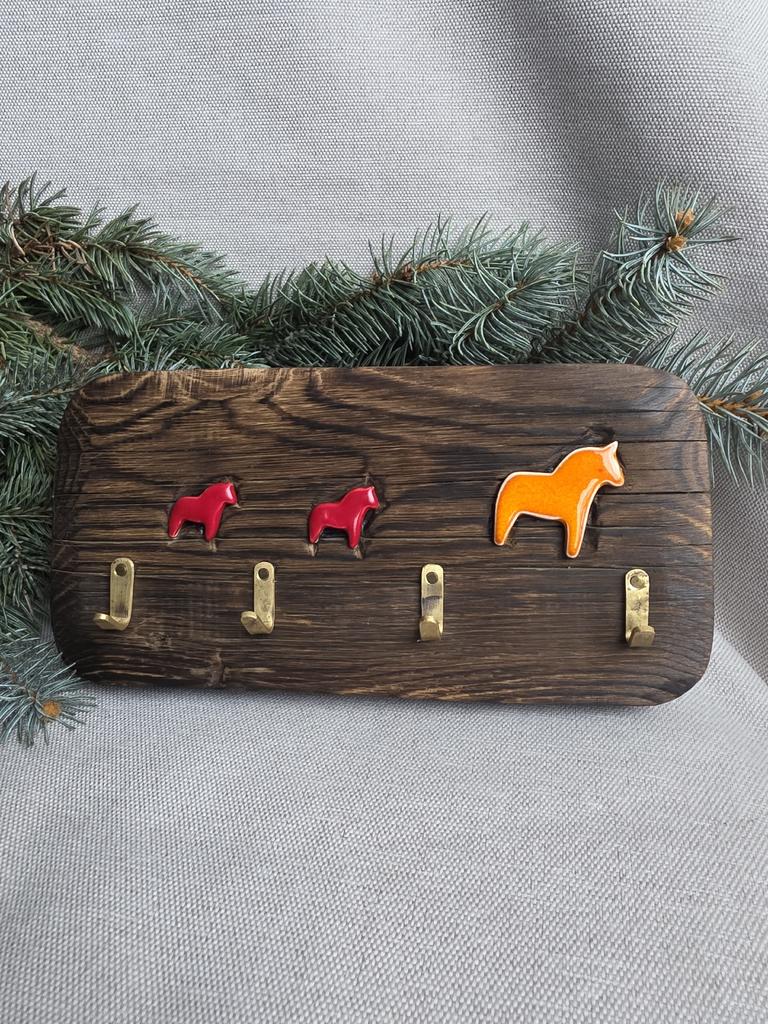 Ключница с полочкой  "Лошадки"